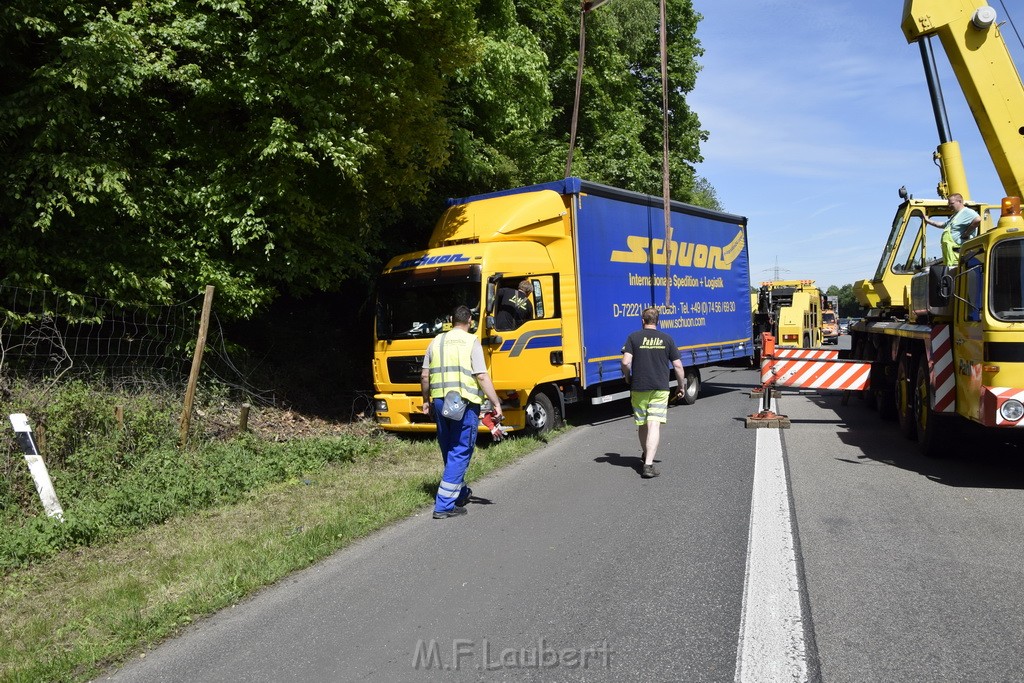 LKW in Boeschung A 3 Rich Frankfurt Hoehe Roesrath Lohmar P203.JPG - Miklos Laubert